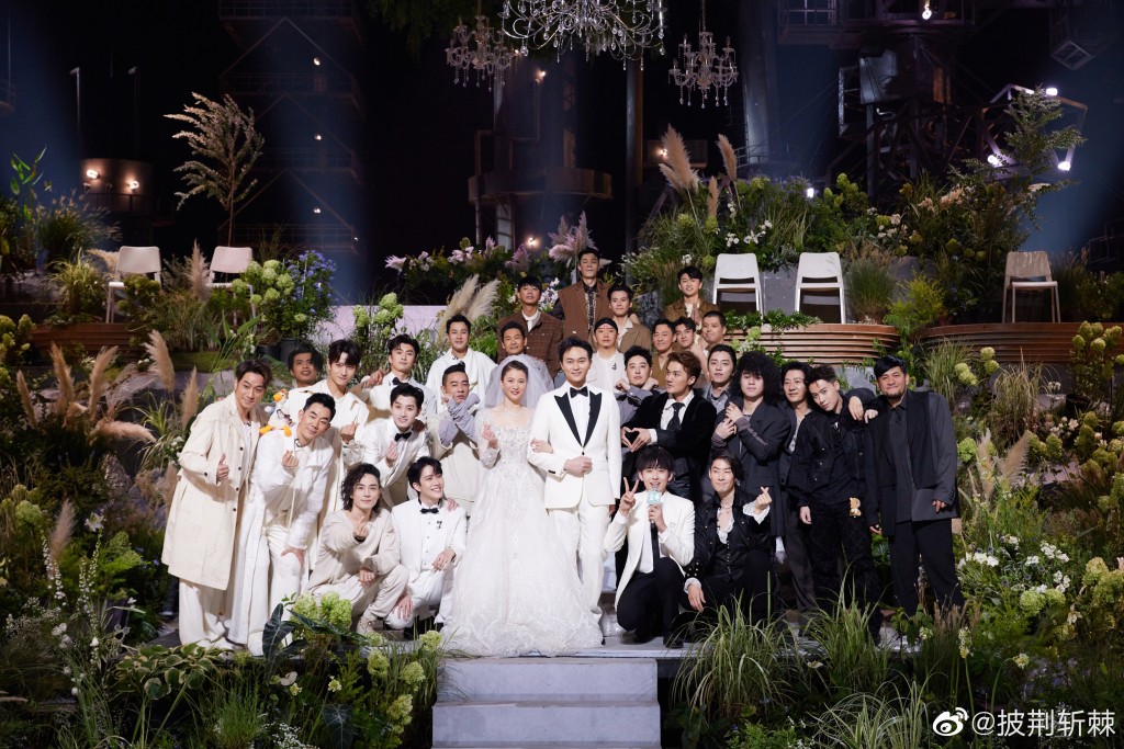 全體一齊影相祝賀，包括任賢齊組別。